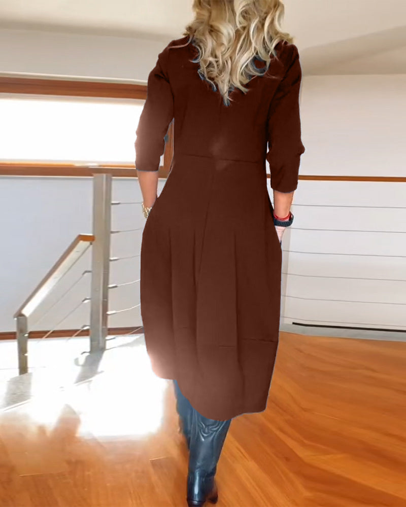 Elegant ensfarget kjole med rund hals