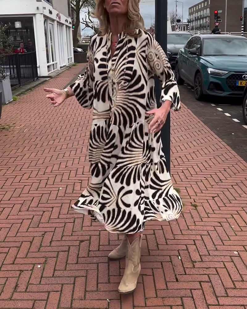 Kjole med V-hals og utsvingte ermer