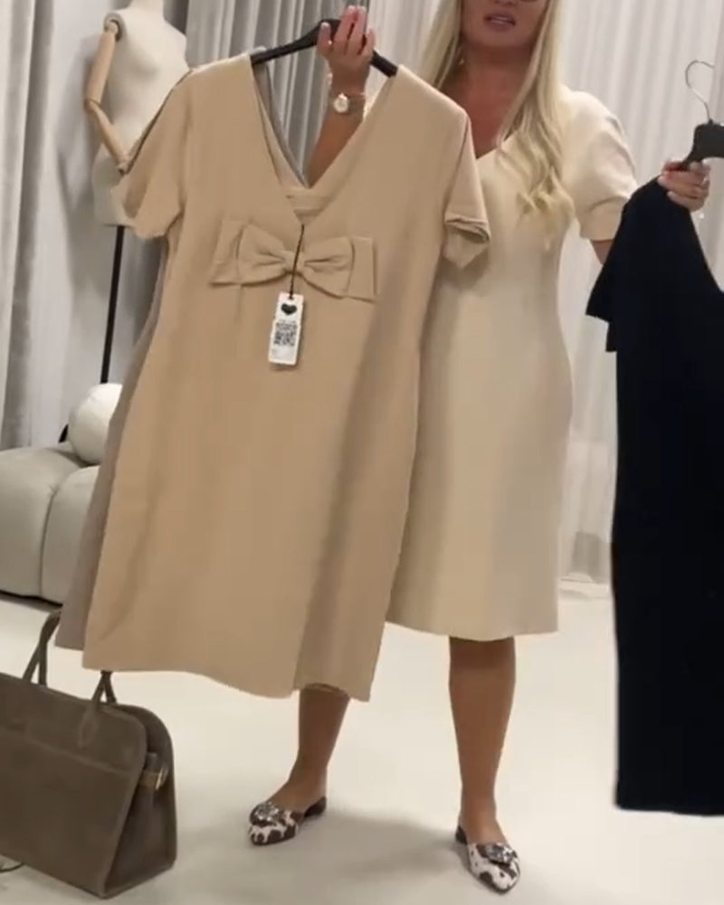 Moteriktig Og Elegant Kjole Med V-Hals