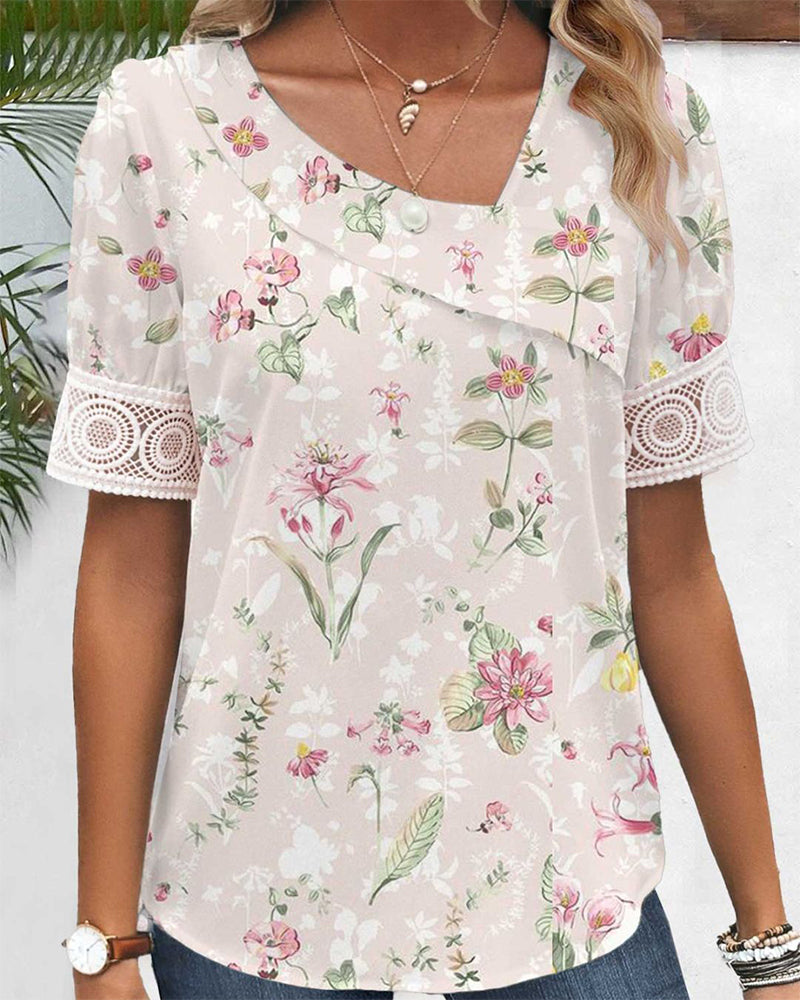 Topp med korte ermer og blomstermønster