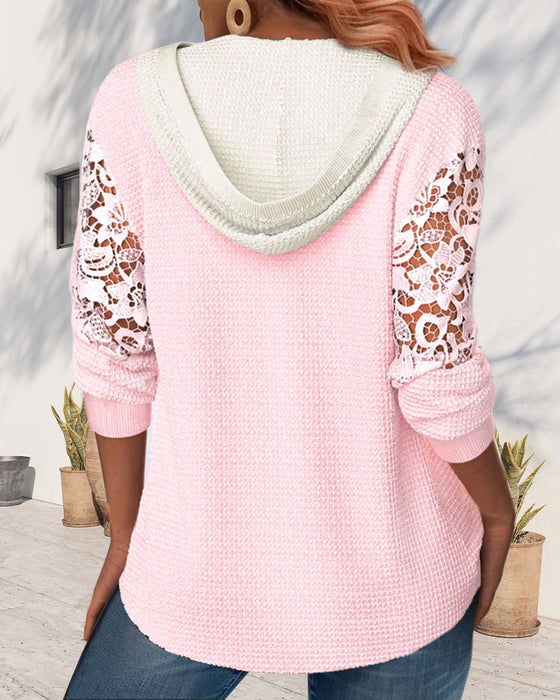 Hul hettegenser i blonder med knappsøm