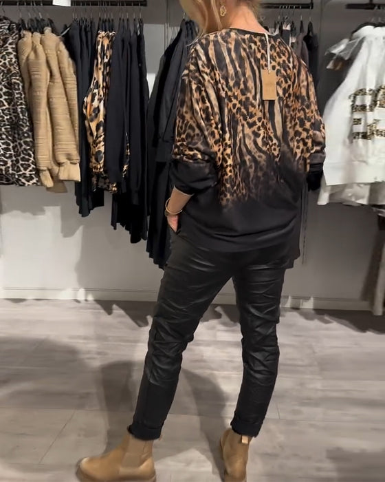 Uformell bluse med rund hals i leopardmønster