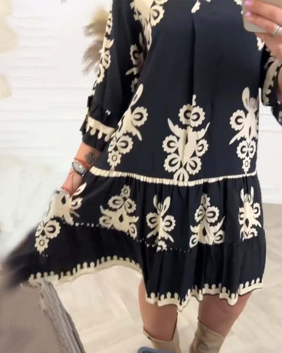 Elegant trykket V-hals kjole