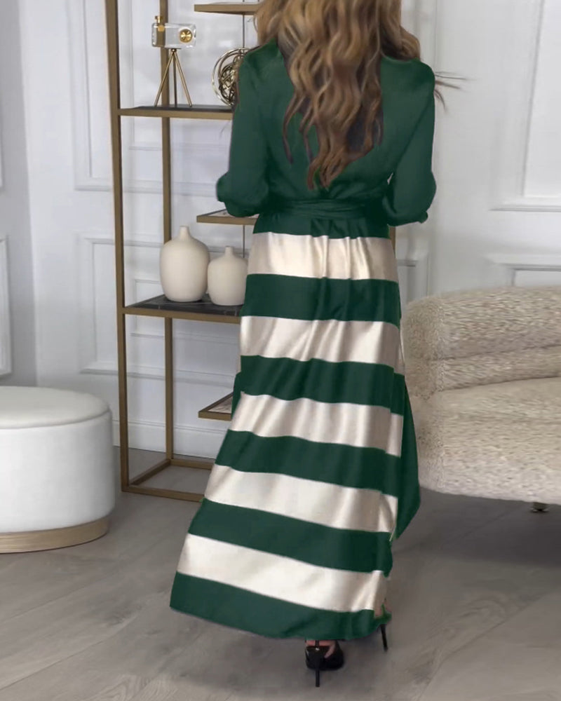 Elegant kjole med striper og jakkeslag
