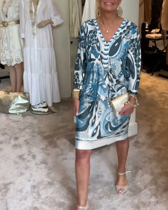 V-hals avslappet kjole med retrotrykk