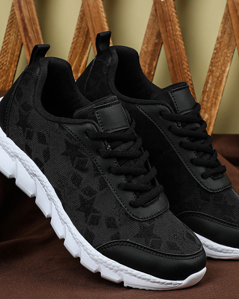 Enkle ensfargede pustende sneakers med snøring