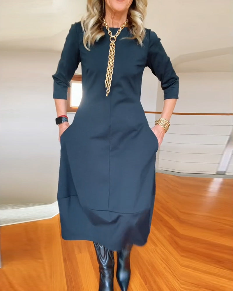 Elegant ensfarget kjole med rund hals