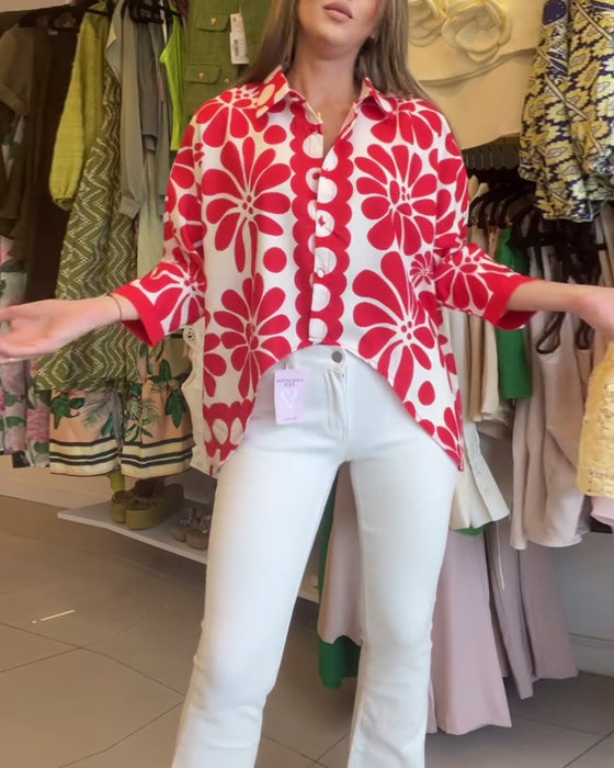 Blomstret bluse med uregelmessig fald med jakkeslag