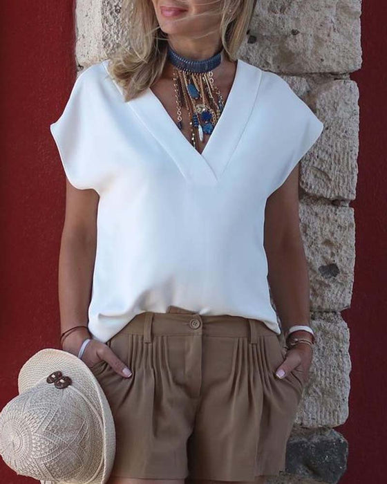 V-hals kortermet ensfarget bluse