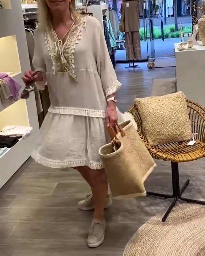 Fritidskjole med V-hals frynser med blonder