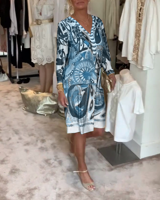 V-hals avslappet kjole med retrotrykk