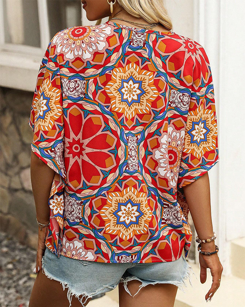 Bluse med halvermet knapper med V-hals og retrotrykk