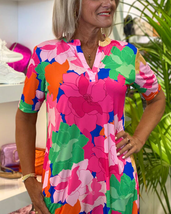 Kjole med V-utringning og blomstermønster