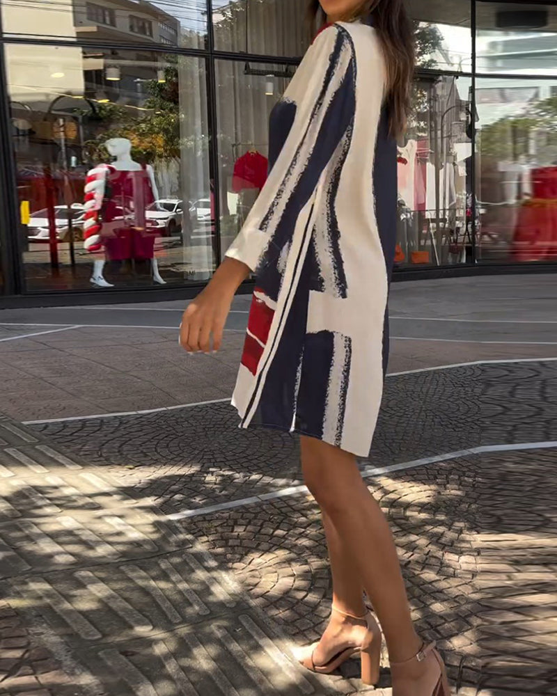 Kjole med jakkeslag og trykk og splitt