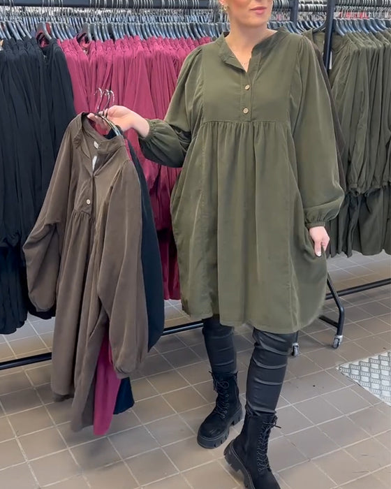 Knappet Kjole Med V-Utringning Og Lange Ermer