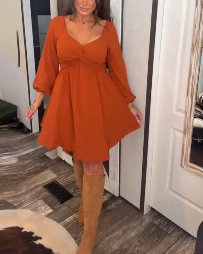 Kjole Med Vridet Detalj, V-Krage Design Och Temperamental Stil