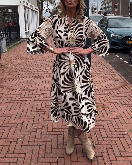 Kjole med V-hals og utsvingte ermer
