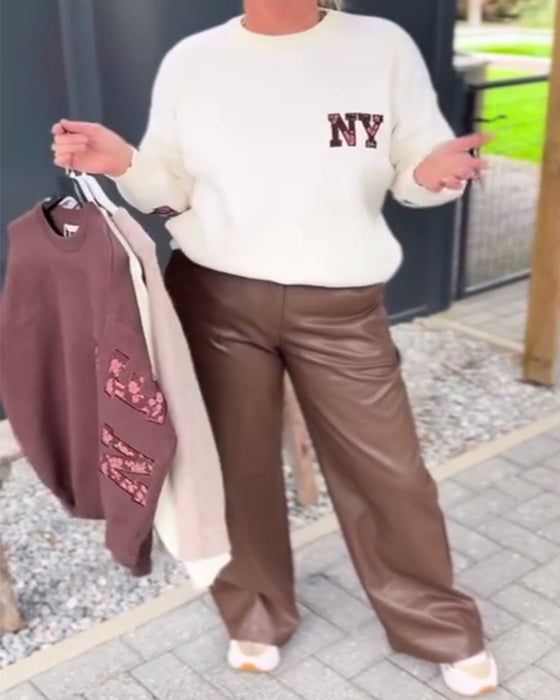 Genser med bokstavtrykk og rund hals, løs hals