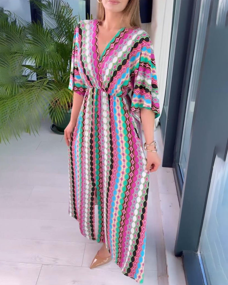 Fargerik kjole med patchworkprint med V-hals og trekvart erme