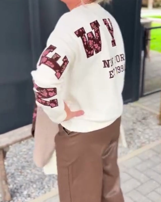 Genser med bokstavtrykk og rund hals, løs hals