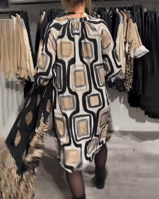 Løs Kjole Med V-Hals Og Geometrisk Trykk