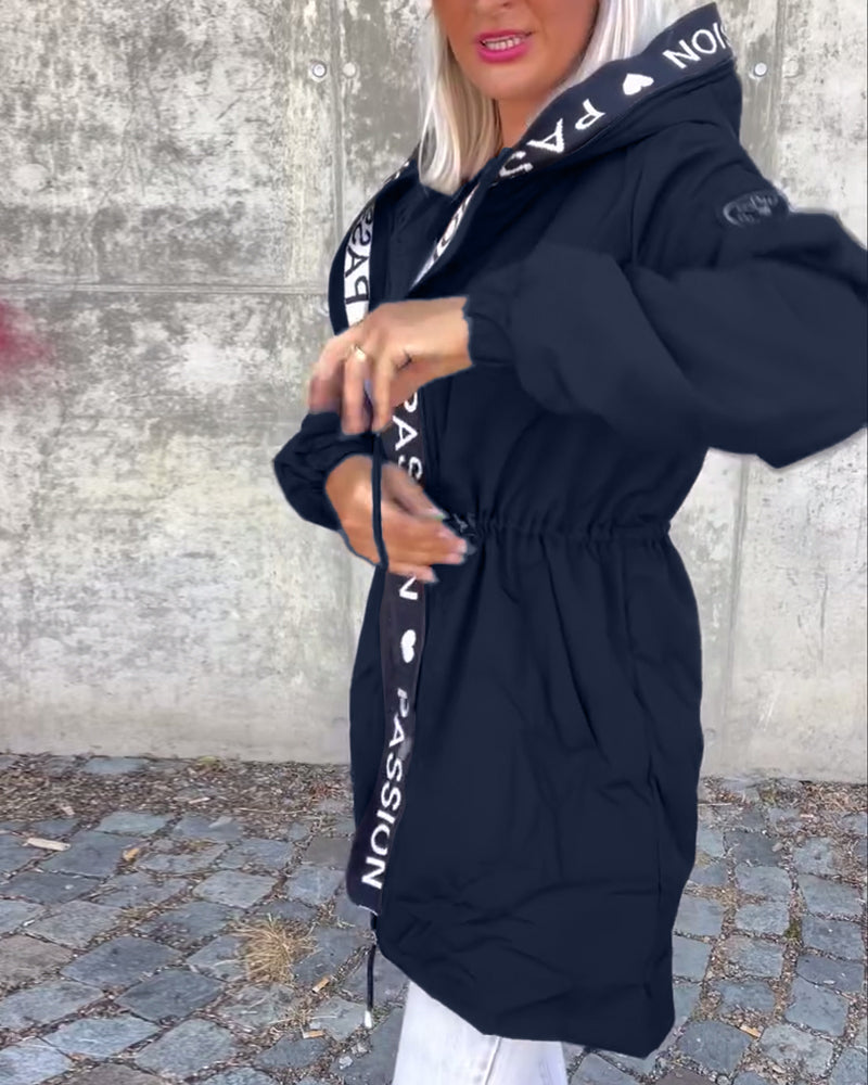 Uformell hettejakke med snøring med bokstavtrykk
