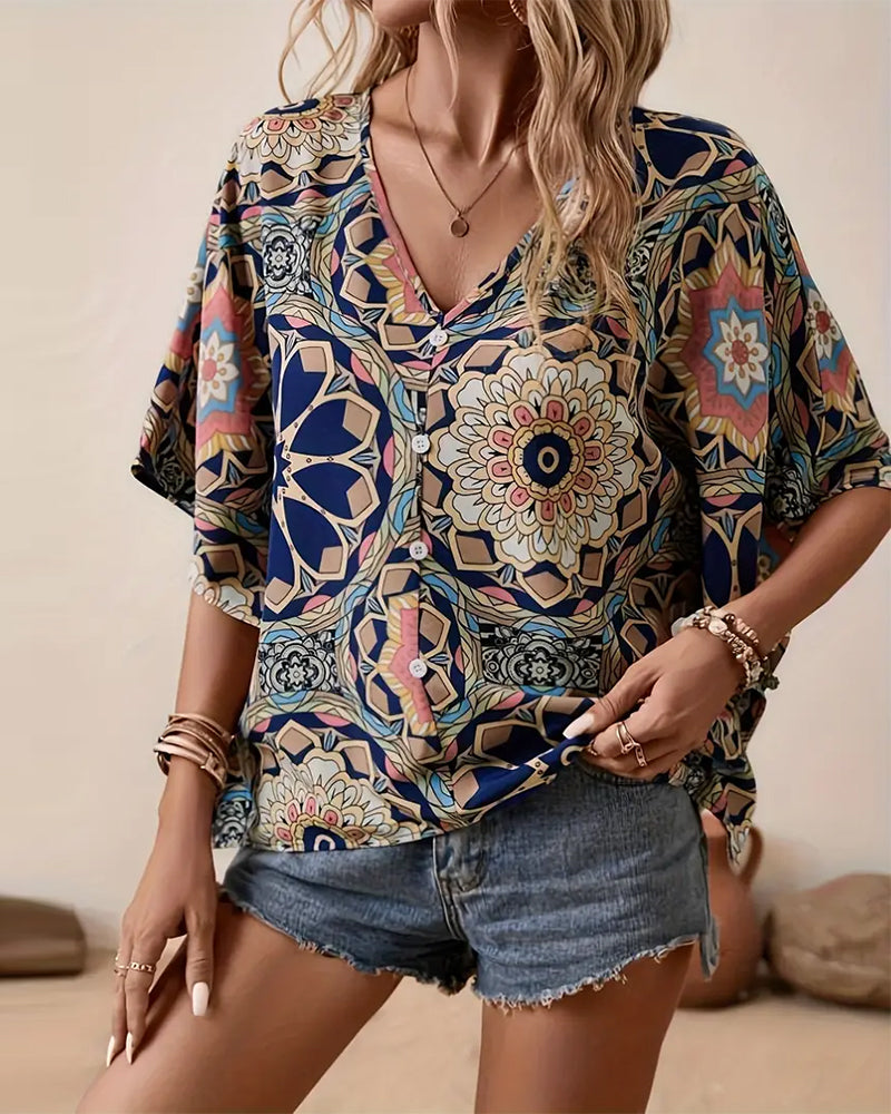 Bluse med halvermet knapper med V-hals og retrotrykk