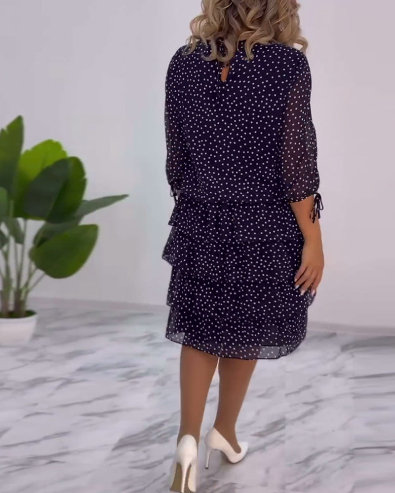 Elegant kjole i lag med polka-prikker
