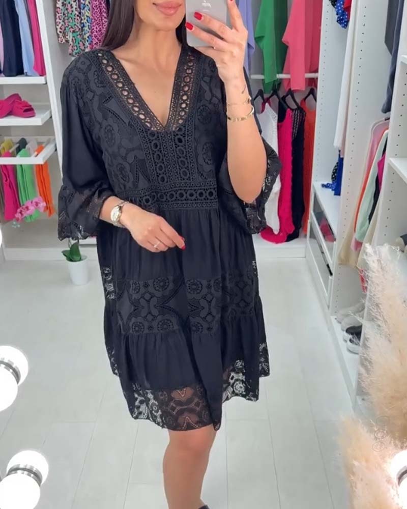 Ensfarget elegant V-hals kjole med blonder