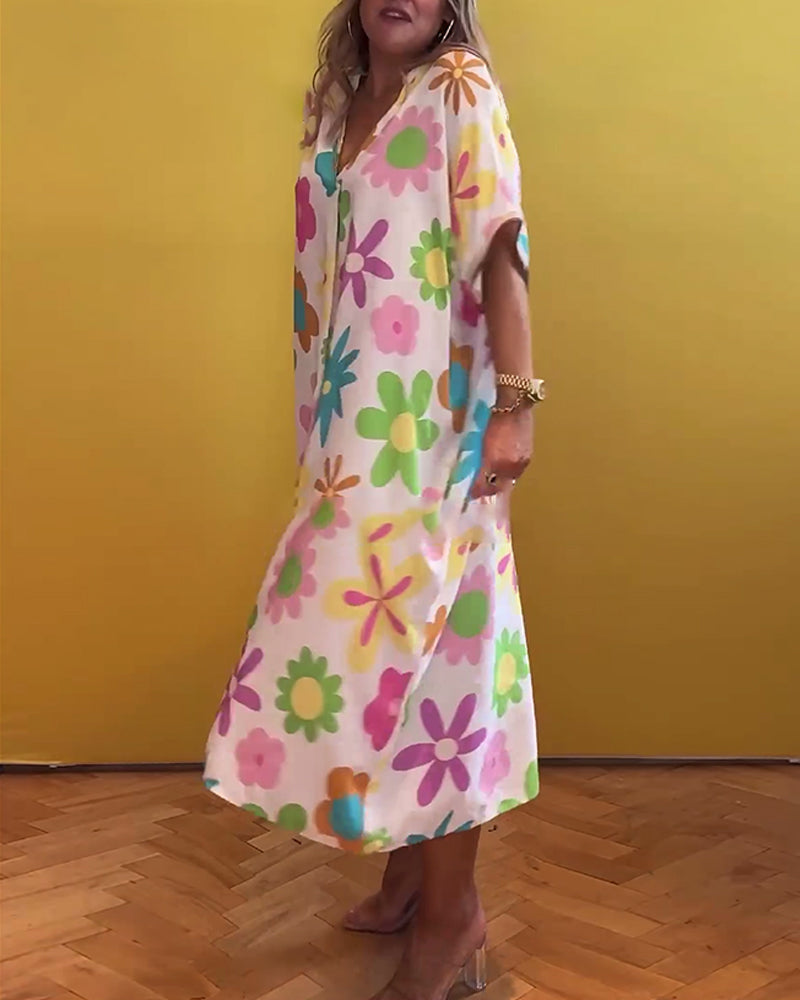 Løs V-hals kjole med blomstertrykk