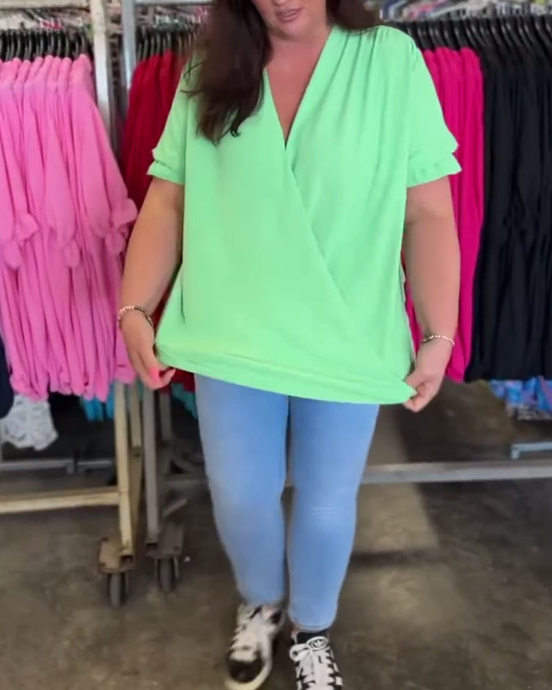 Ensfarget bluse med volangkant med V-hals