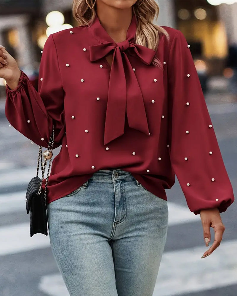 Blus Med Bånd, Perler Og Temperamental Stil