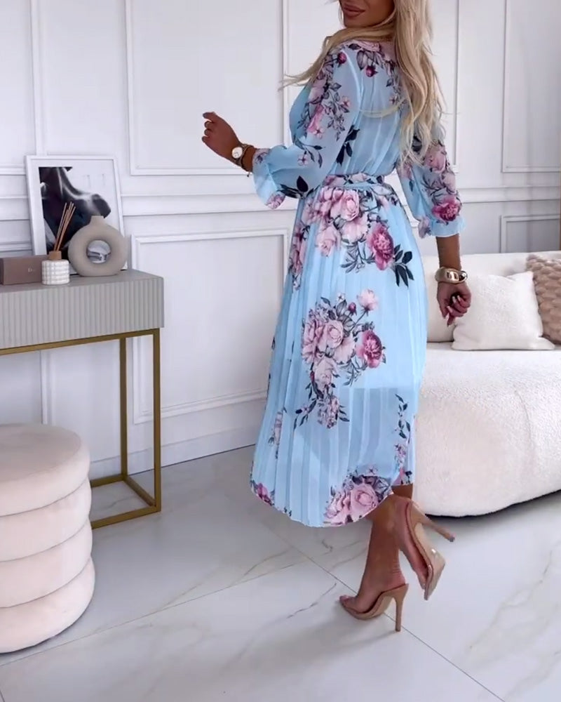 Elegant plissert kjole med blomstertrykk
