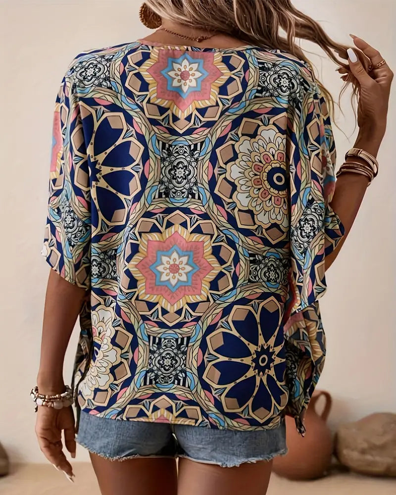 Bluse med halvermet knapper med V-hals og retrotrykk