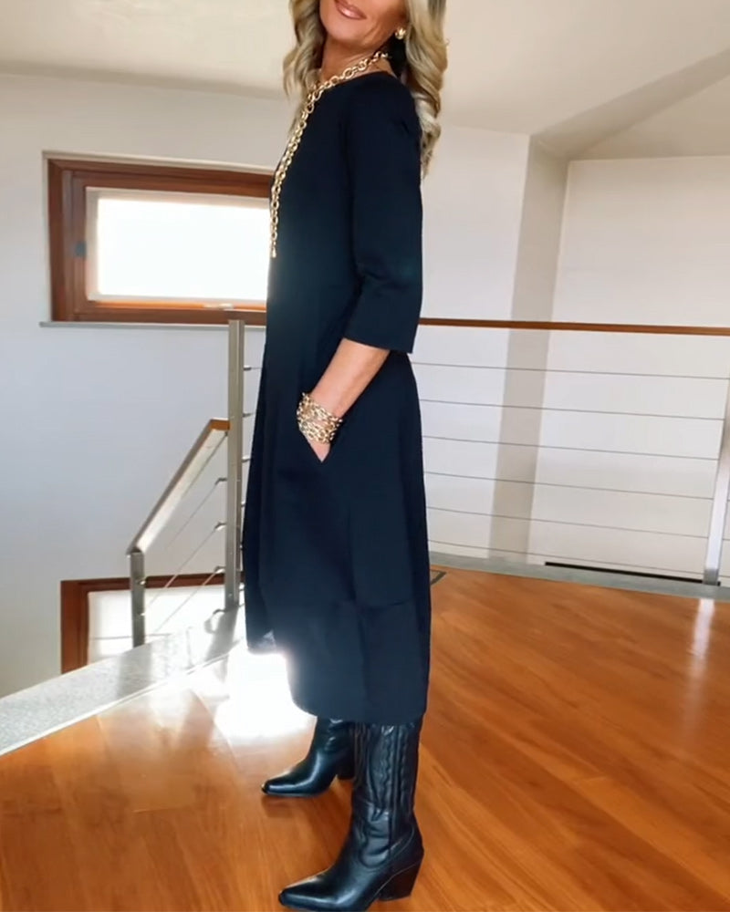 Elegant ensfarget kjole med rund hals