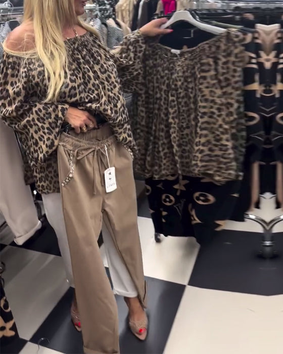 En skulder motebluse med leopardmønster