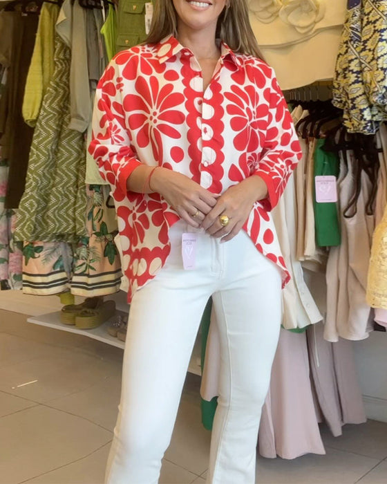 Blomstret bluse med uregelmessig fald med jakkeslag