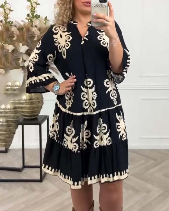Elegant trykket V-hals kjole