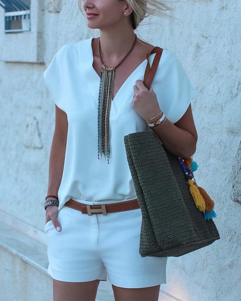 V-hals kortermet ensfarget bluse
