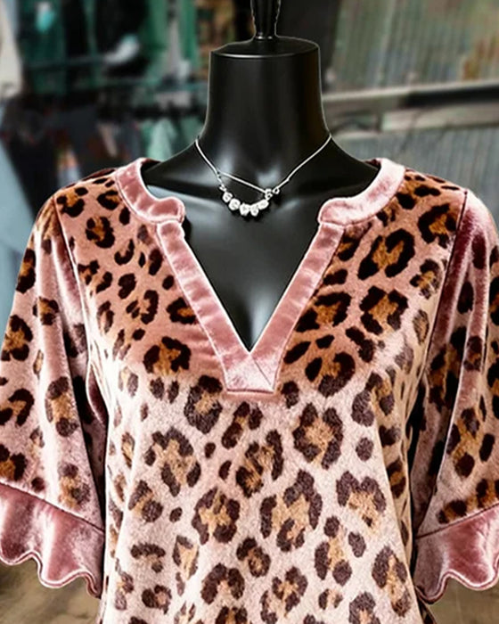 Kortermet Bluse Med V-Utringning Og Leopardprint