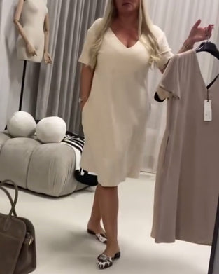 Moteriktig Og Elegant Kjole Med V-Hals