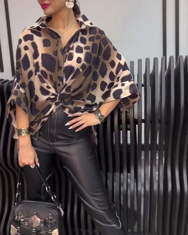 Temperamentbluse med leopardmønster i jakkeslag