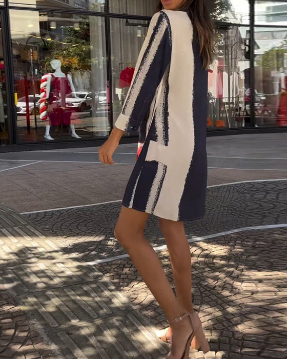 Kjole med jakkeslag og trykk og splitt