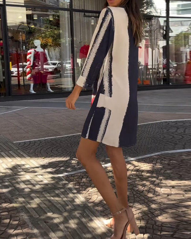 Kjole med jakkeslag og trykk og splitt