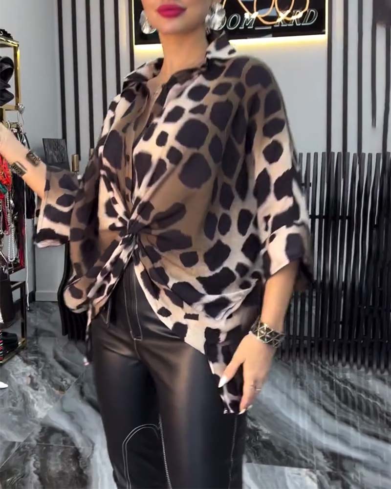 Temperamentbluse med leopardmønster i jakkeslag