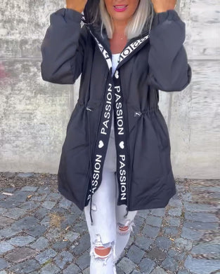 Uformell hettejakke med snøring med bokstavtrykk