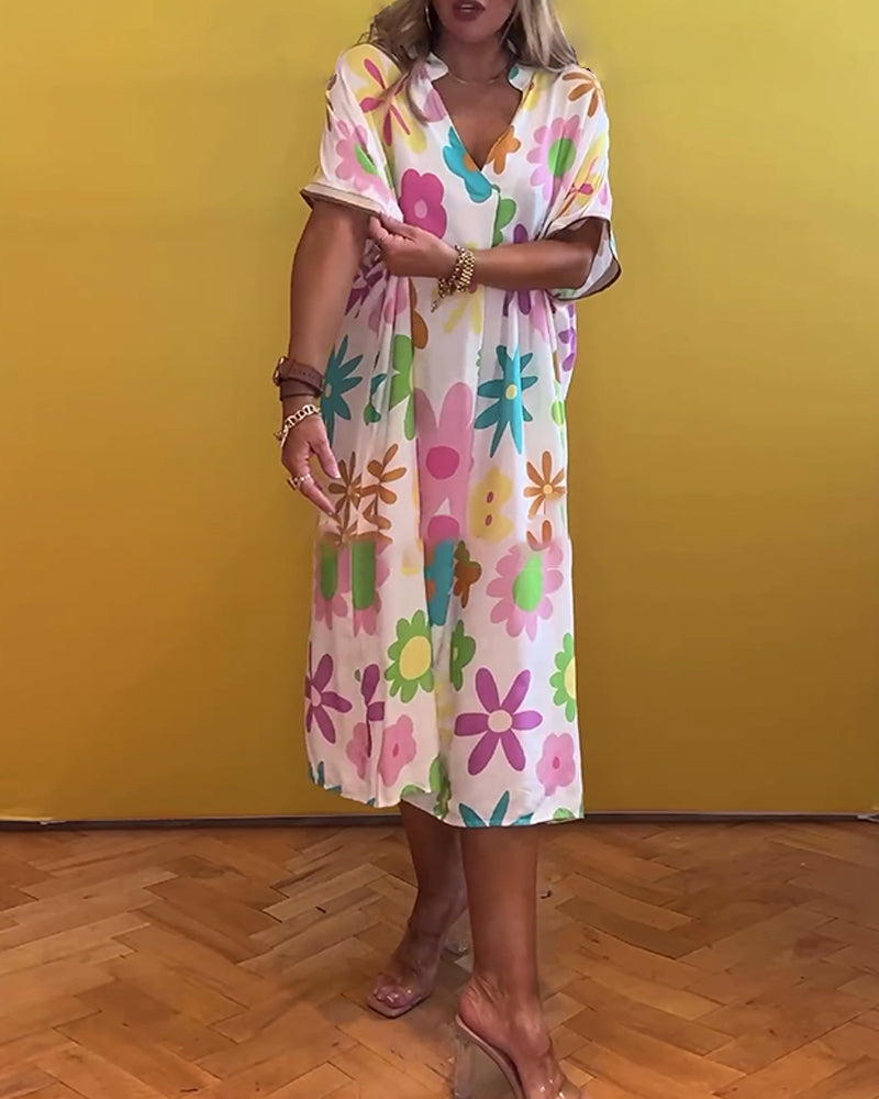 Løs V-hals kjole med blomstertrykk