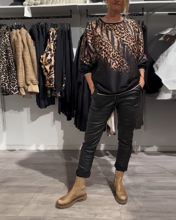 Uformell bluse med rund hals i leopardmønster