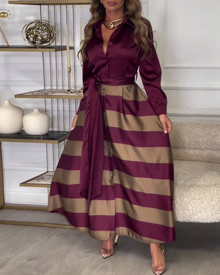 Elegant kjole med striper og jakkeslag