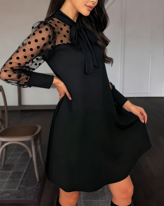 Elegant Helfarget Kjole Med Båndsøm